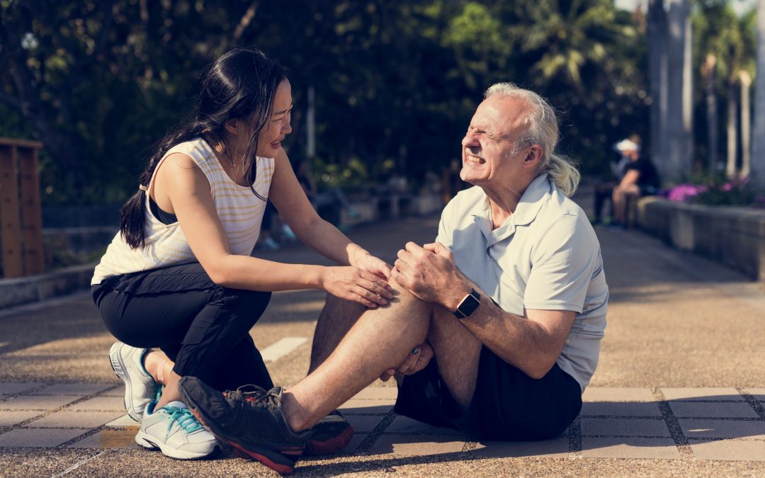 Elderly man having a knee injury